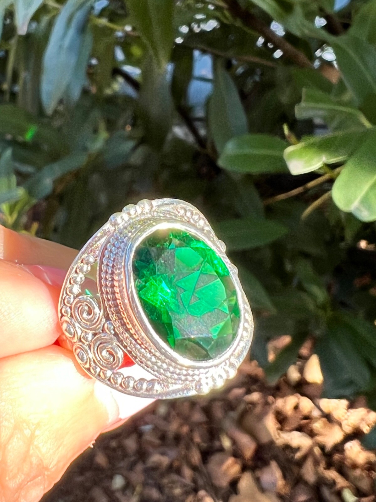 VINTAGE LARGE VIVID GREEN OVAL PASTE GLASS RING 925 STERLING SILVER ORNATE