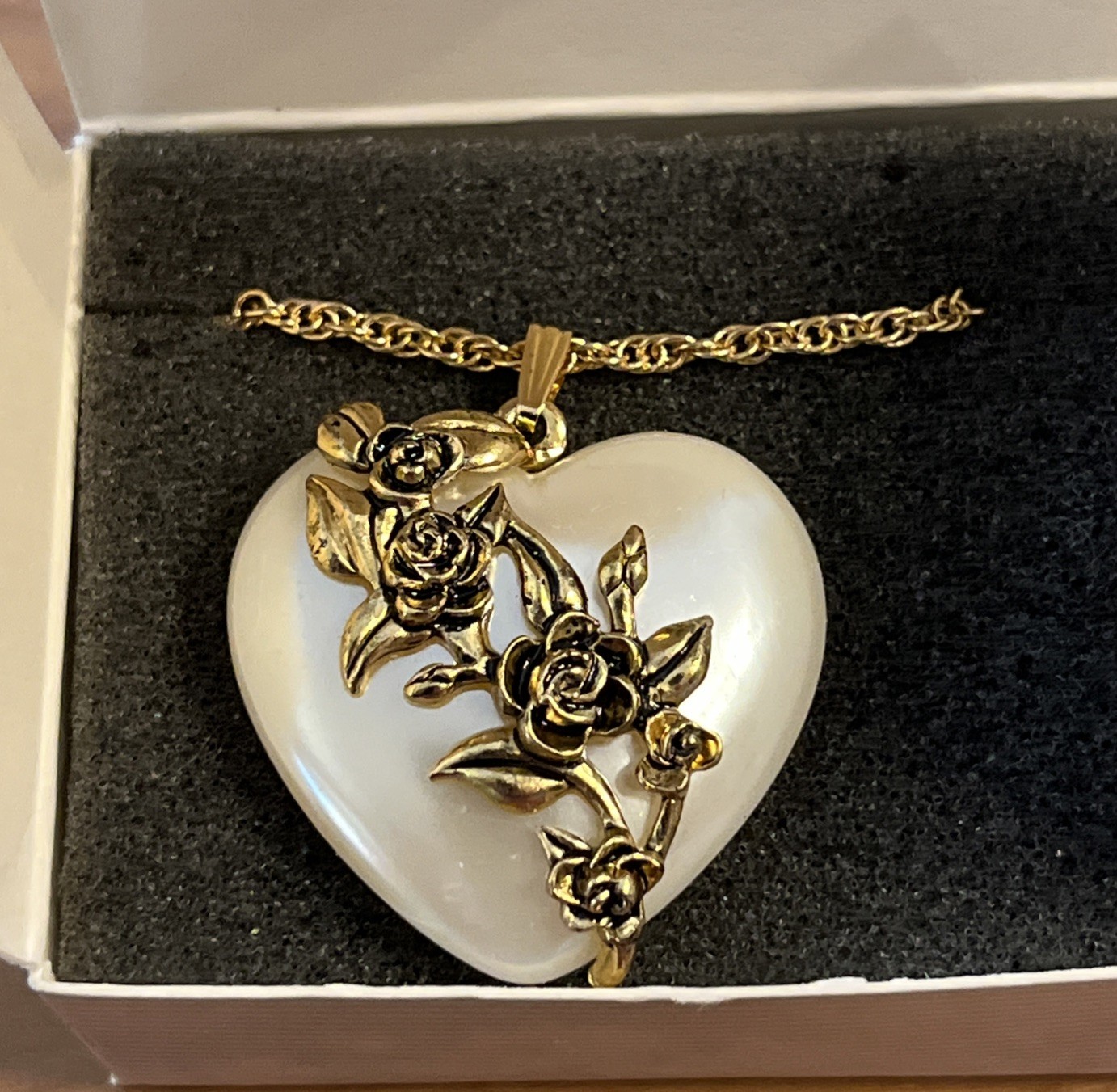 VTG Avon Lustrous Heart Pearlized Lucite Puff Floral Pendant 90s Cottagecore