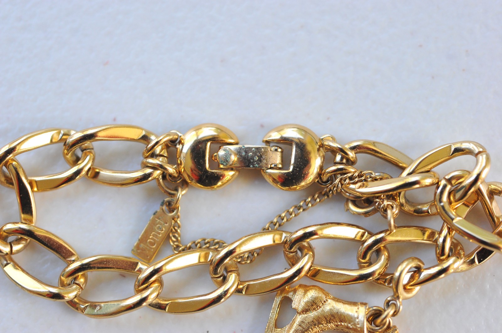 Vtg Monet signed Charm gold tone bracelet starter with 1 charm ****READ AF13