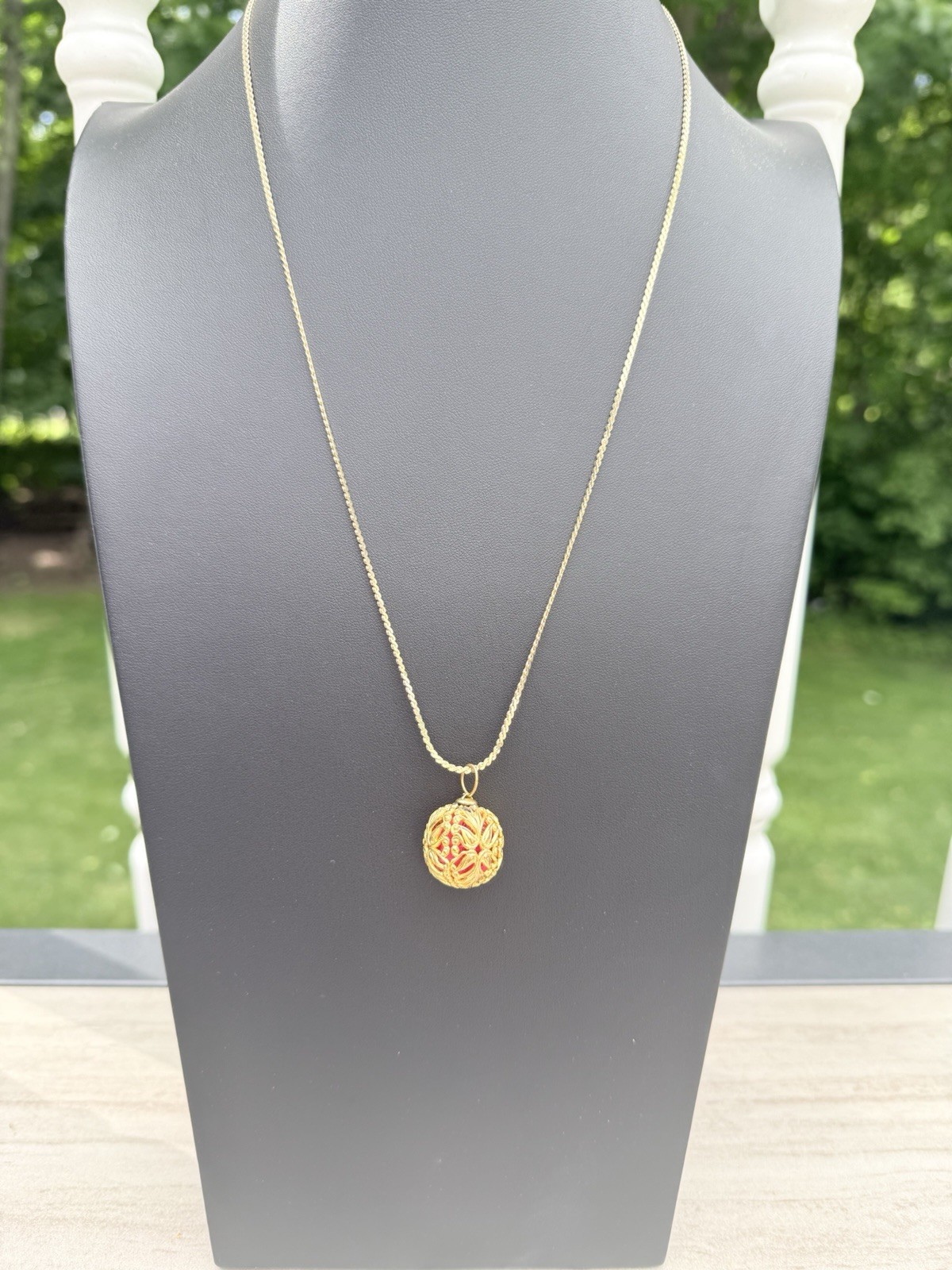 Vintage CITATION signed gold fillagree caged ribbon ornament pendant necklace
