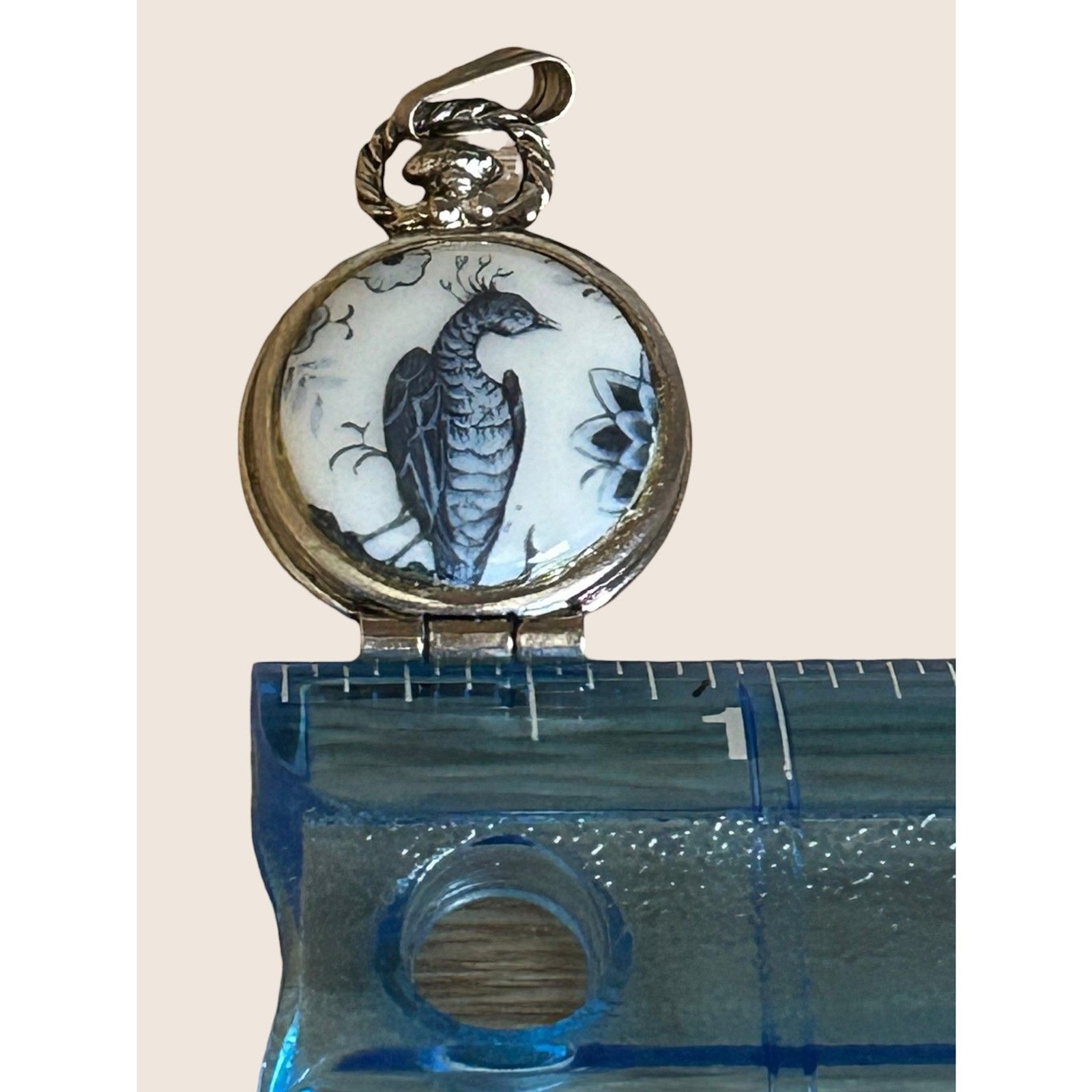 🦚 VTG SIGNED GOLDETTE BLUE WHITE TOILE PORCELAIN PEACOCK LOCKET & 18K GF CHAIN
