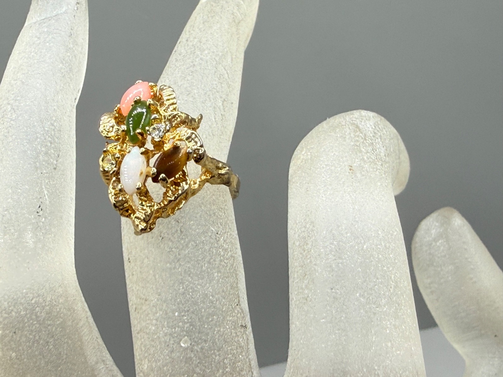 VINTAGE GOLD PLATED OPAL CORAL JADE TIGER’S EYE CLUSTER TEXTURED RING SIZE 5