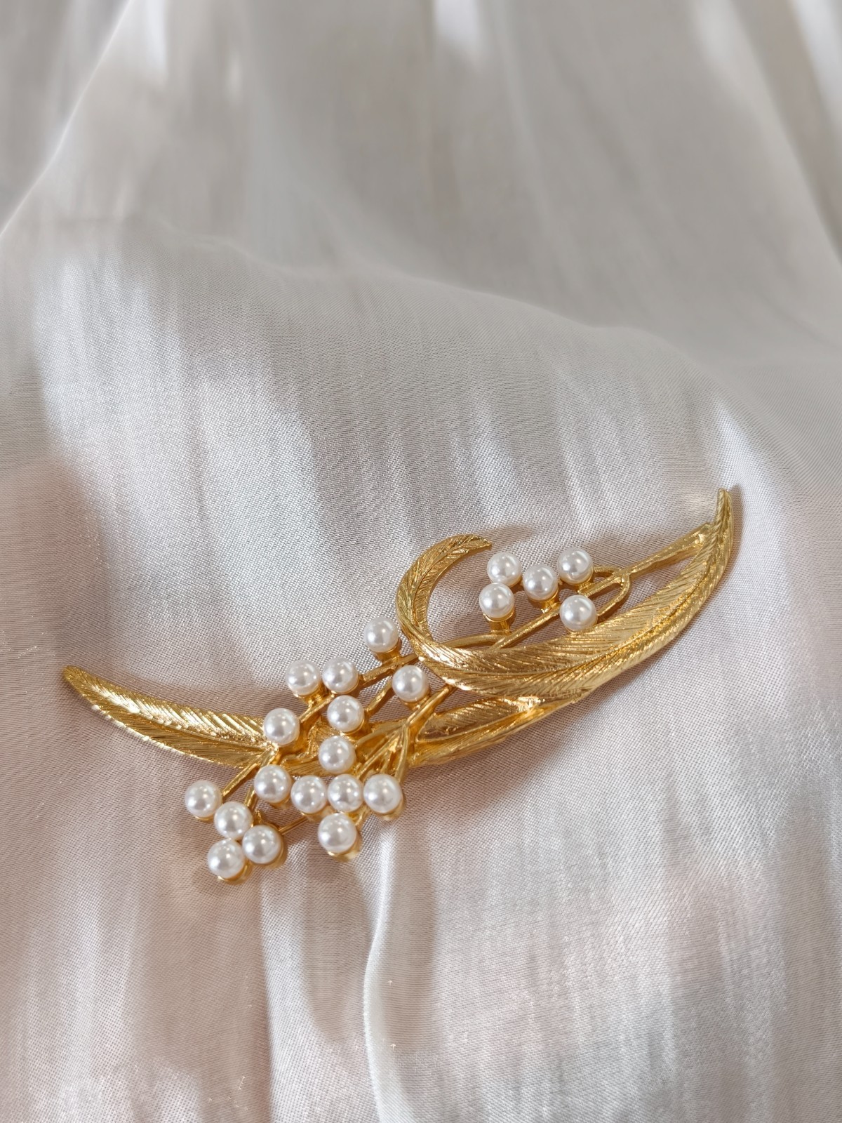 Trifari Inspired Gold Tone Feather Leaf Brooch White Faux Pearl