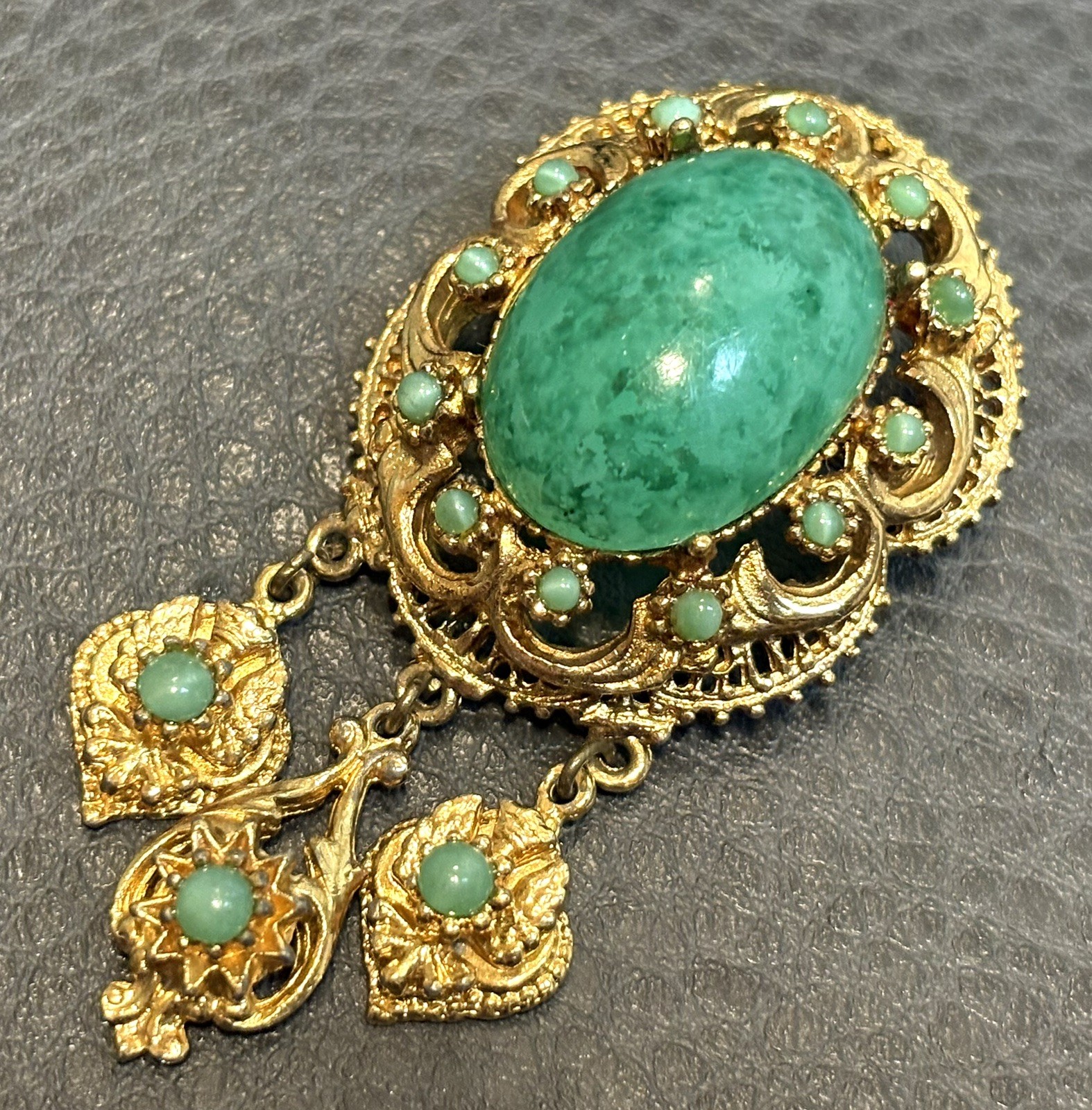Vintage Green Faux Peking Glass Gold Tone Oval 3 Dangle Charms Drops Brooch