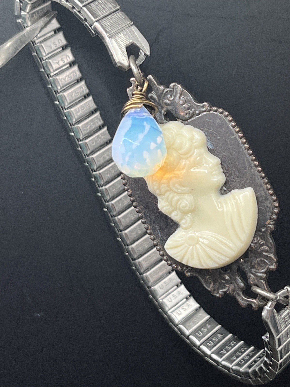 VTG. Cameo & Opalescent Bead OOAK Stretch Band Silver & Brass Tone Bracelet USA