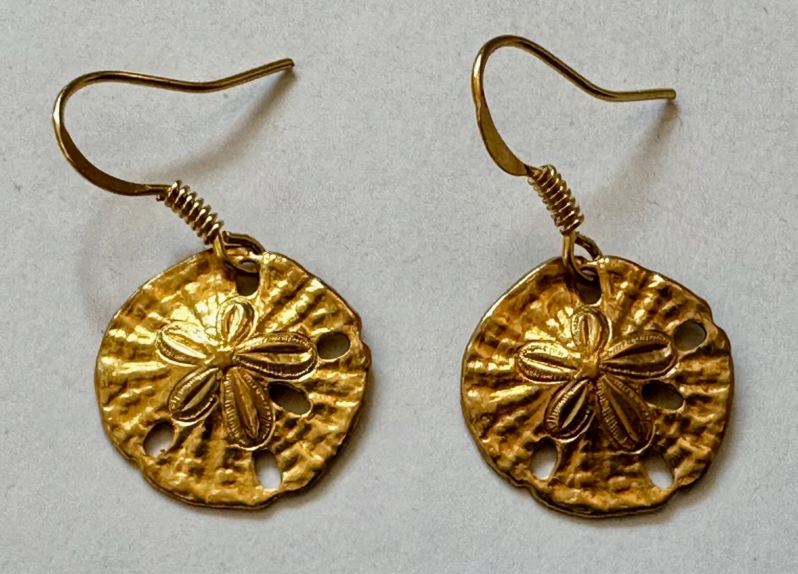 Vintage jewelry set Sand dollar earrings 5/8 of 1″ and pendant 1″ necklace 18″+