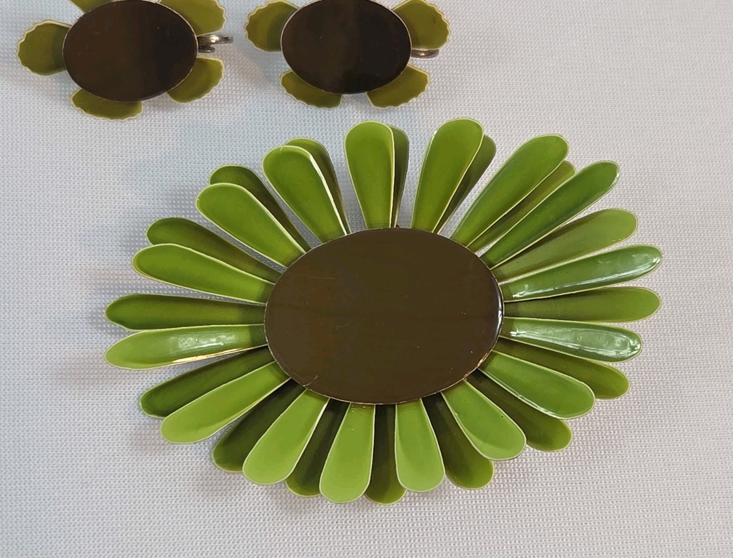 Vintage Green Metal Flower Brooch Pin & Clip On Earrings 70’s