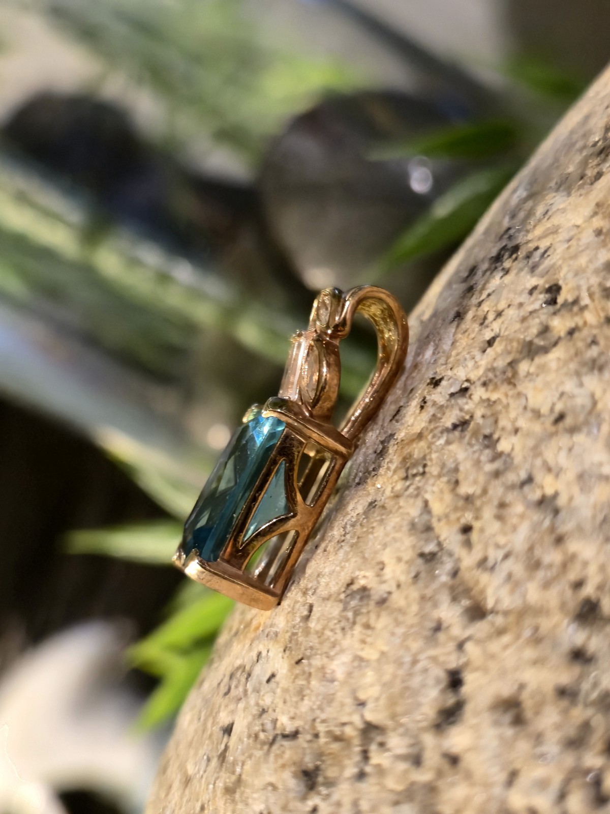 VINTAGE 925-GOLD TONED BLUE TOPAZ & CUBIC ZIRCONIA PENDANT 5.2G