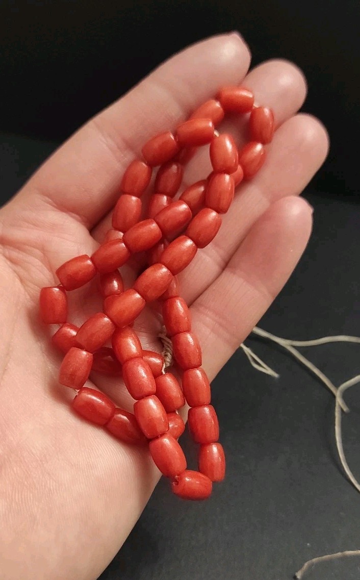 DELIGHTFUL, ANTIQUE, CARVED REAL CORAL BEAD NECKLACE 26,4g