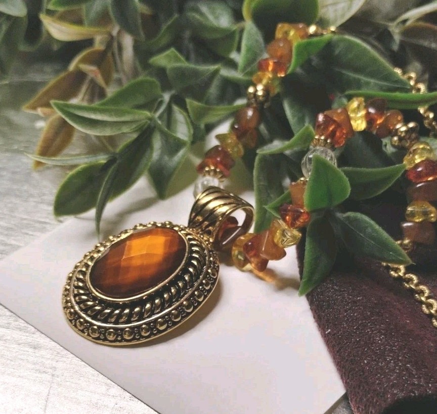 Vtg AVON Gold Plated Amber Toned Beads and Faceted Gem Pendant 16″+ Necklace!