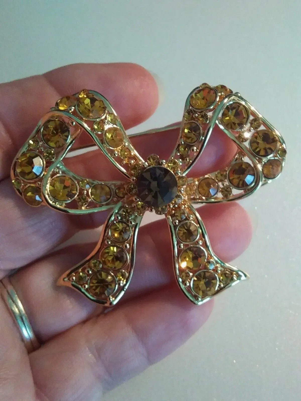 Vintage Gold Tone Honey Amber Rhinestone Ribbon Bow Brooch Pin. J6019