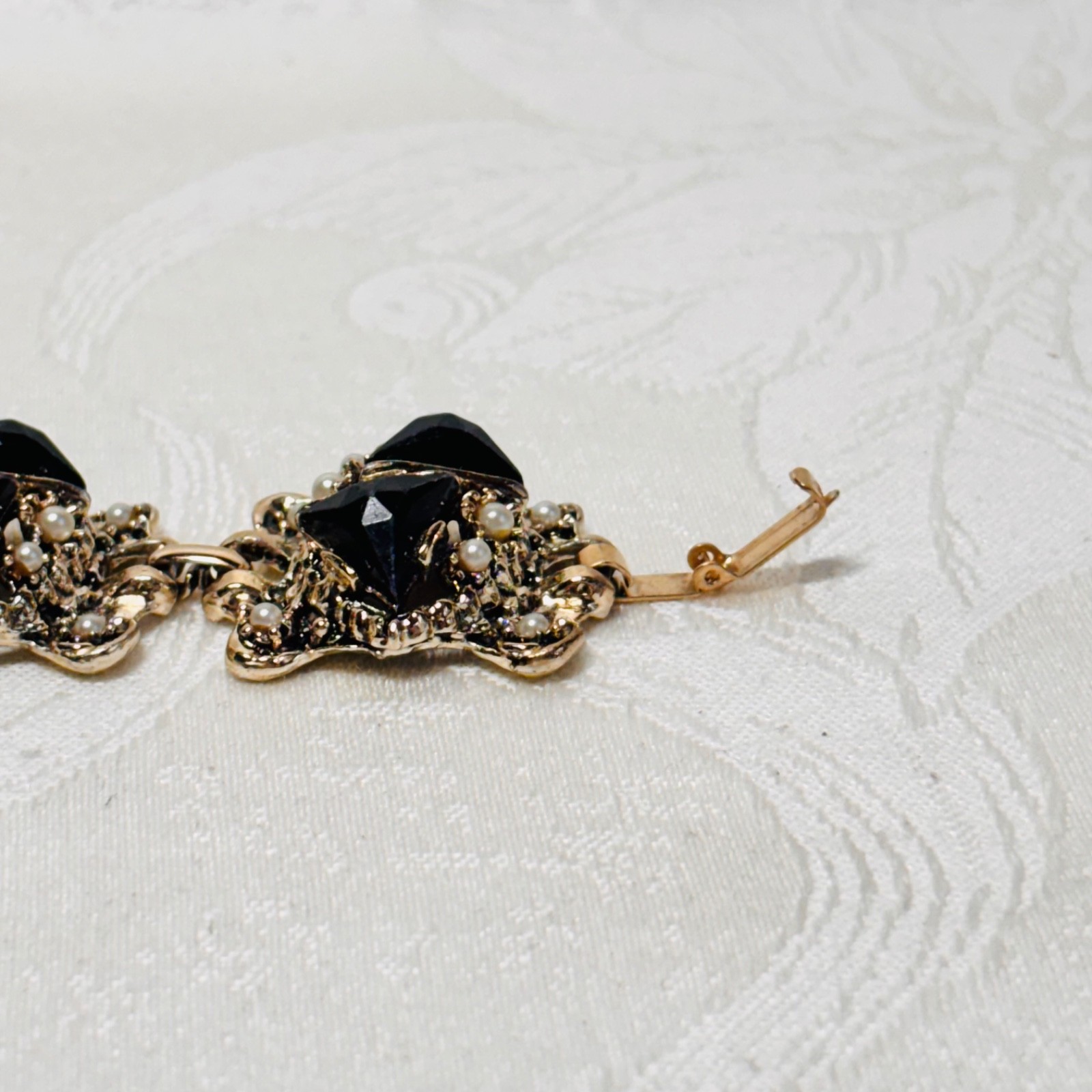 BRACELET black faux gem faux pearl silvertone metal link fold over clasp vintage
