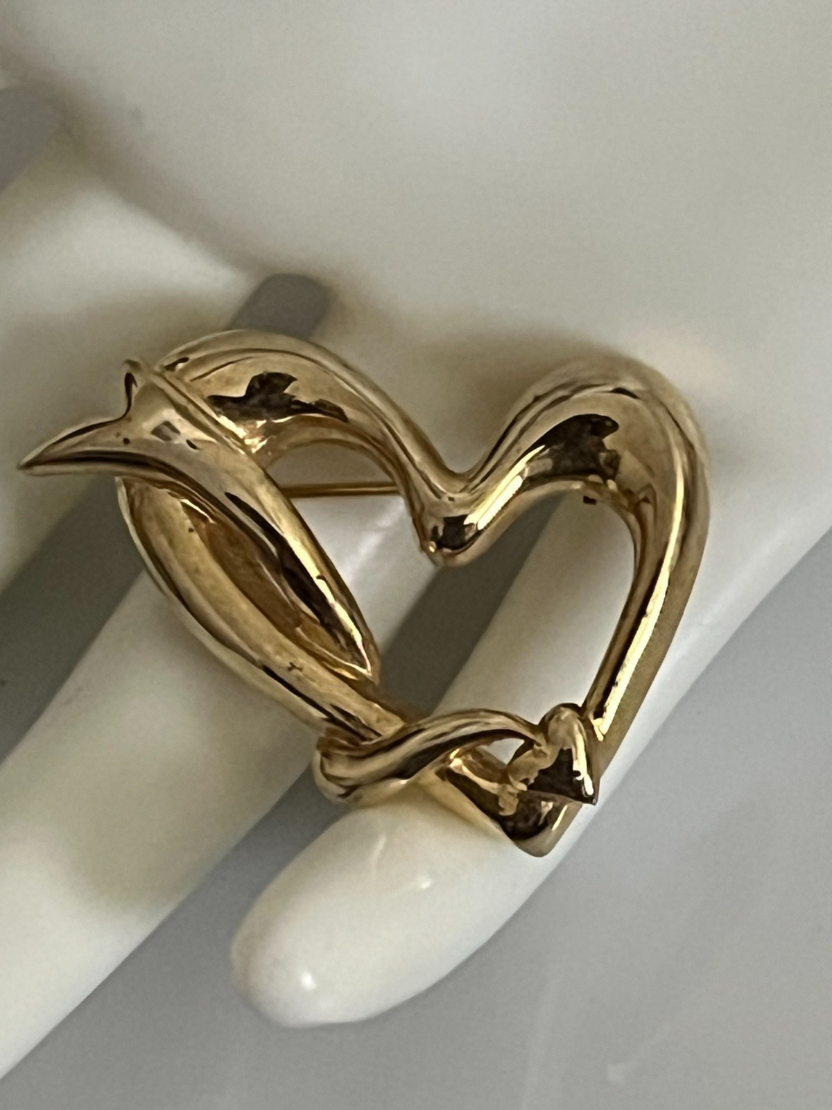 💛 VNTG GOLDTONE OPEN HEART BROOCH • RIBBON‑ARROW SWIRL DESIGN