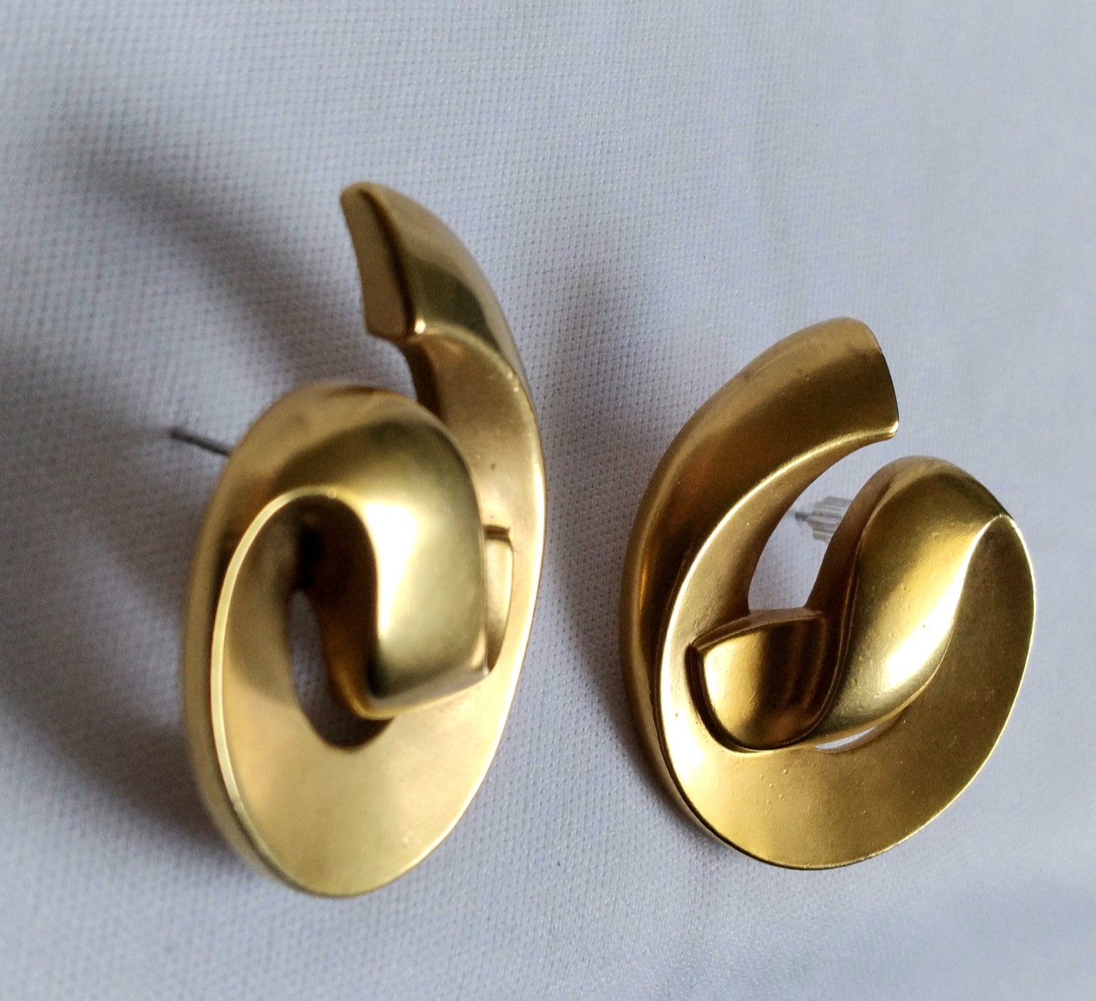 Vintage Round Swirl Ribbon Brushed Gold Tone Statement Earrings Pierced Ears