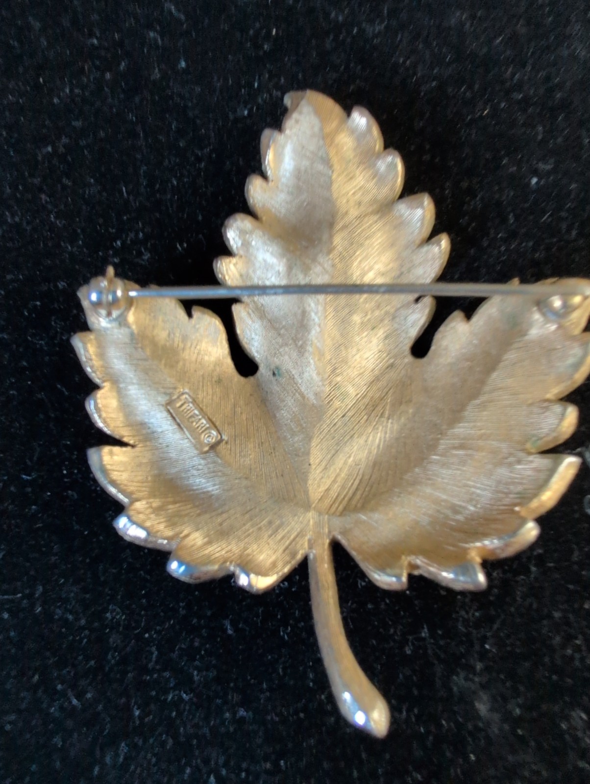 Vintage CROWN TRIFARI 1960’s Brushed Gold Tone Leaf Brooch – Pin