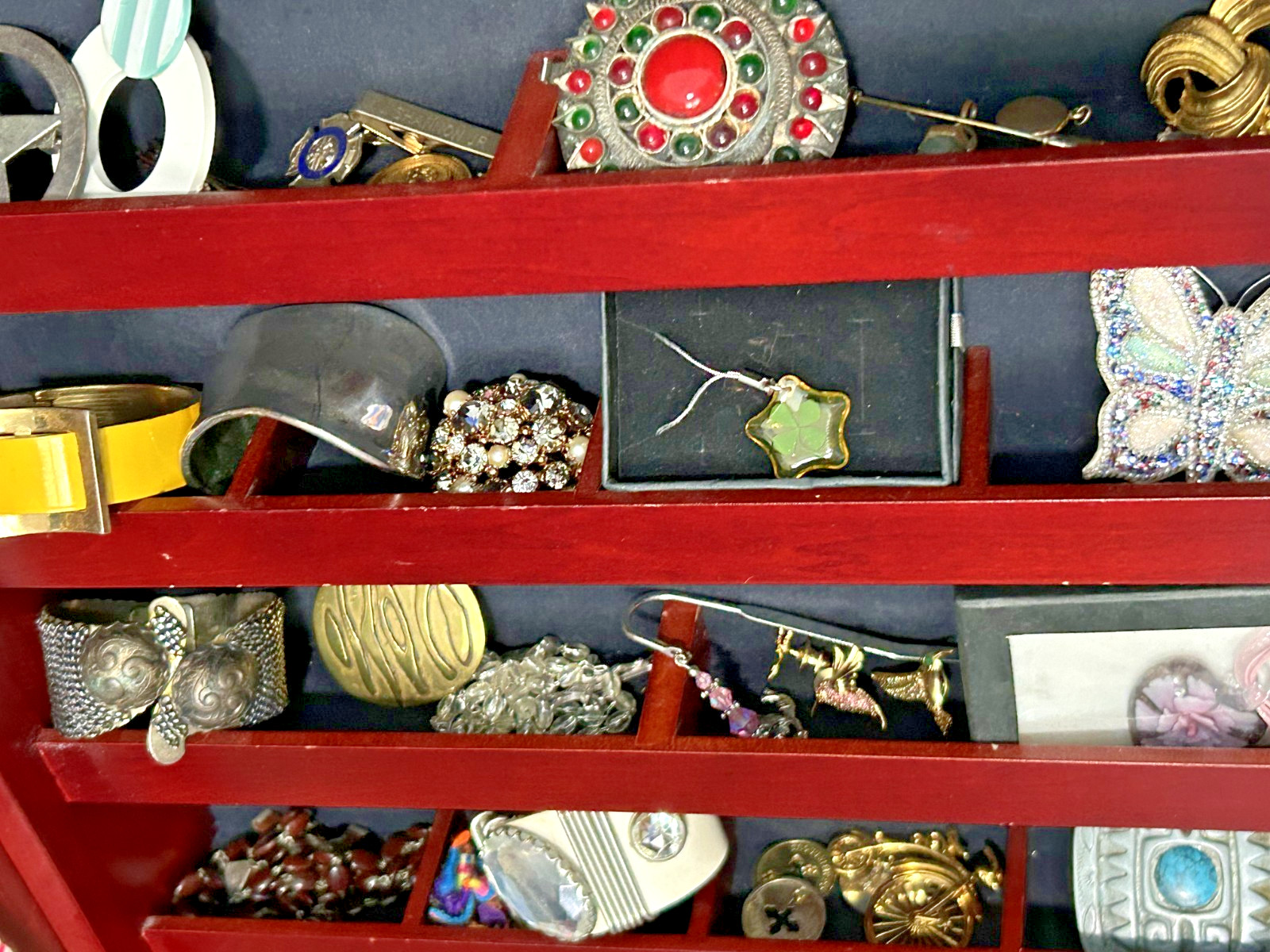 Lot Costume Fashion Jewelry Vintage-Current Necklaces Bracelets Earrings etc.