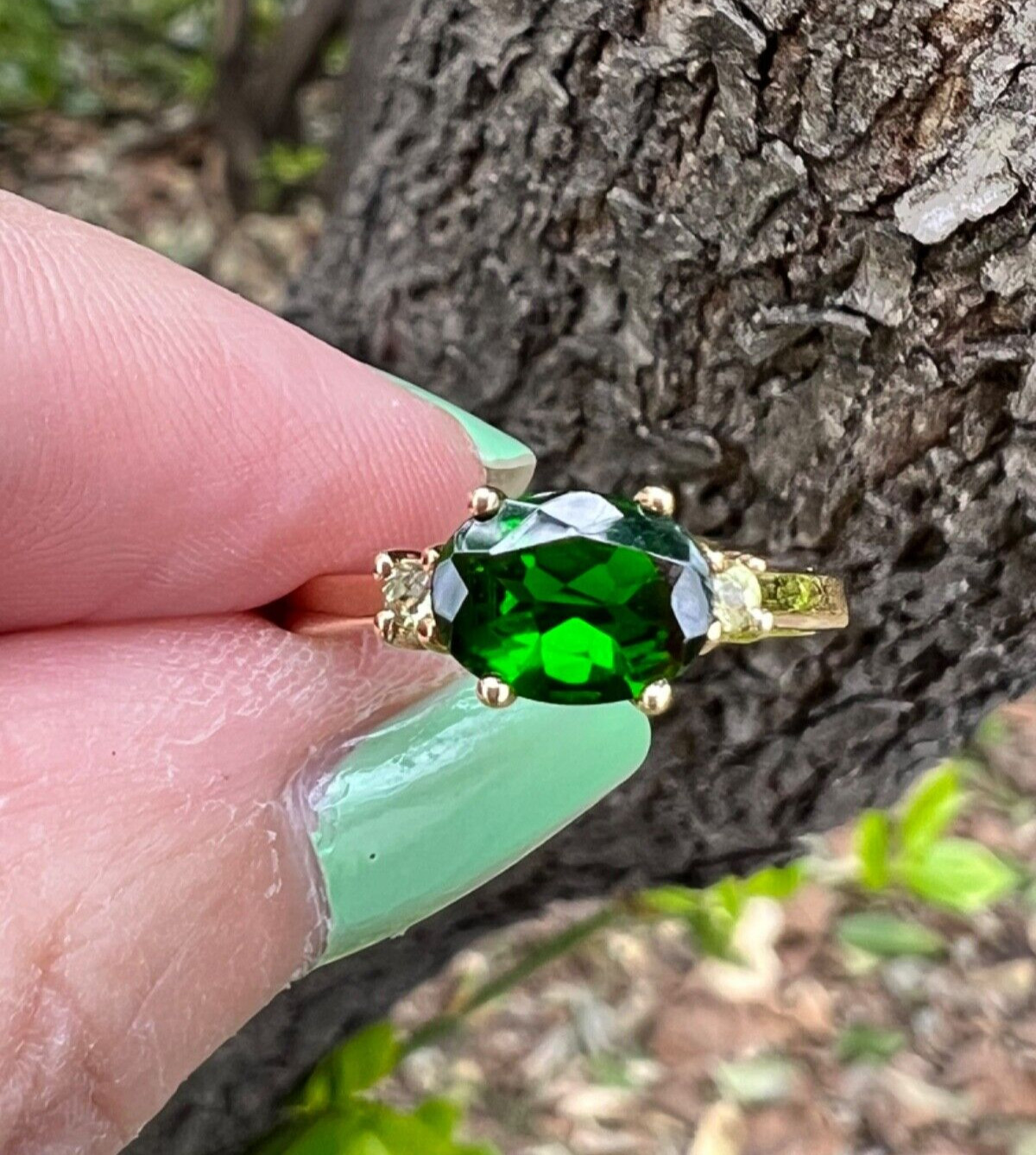 VINTAGE 14K GOLD OVAL EAST WEST SET DESIGN DIOPSIDE VIVID GREEN TOURMALINE RING