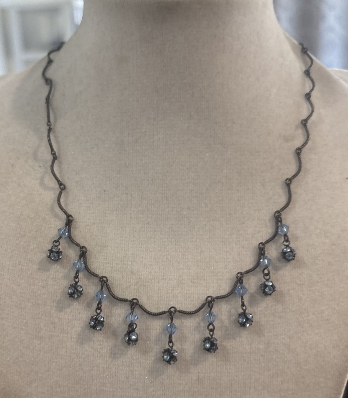 Vintage AUSTRIAN CRYSTAL USA – Brass tone Dangle Elegant Blue Crystals Necklace