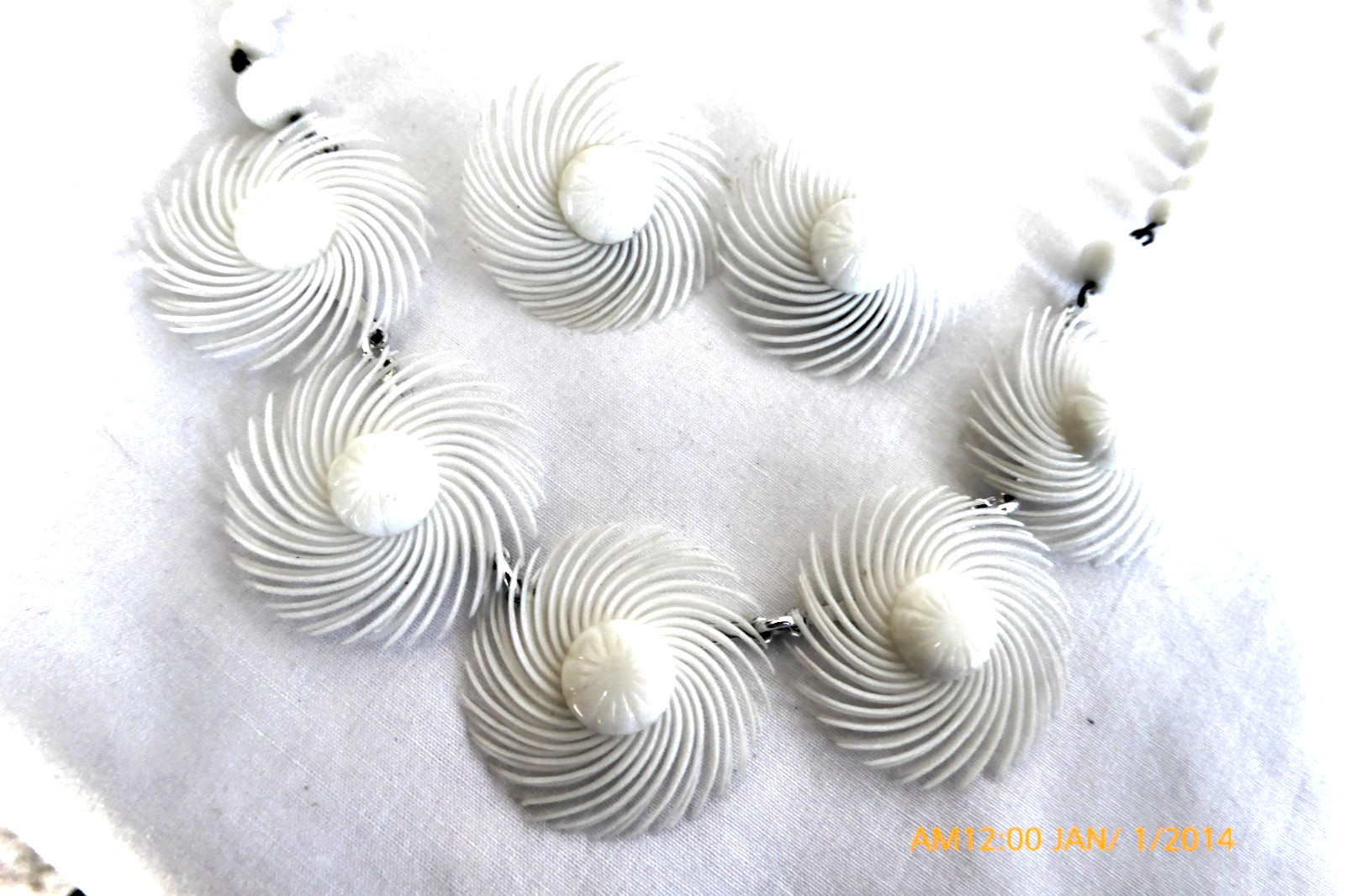 VINTAGE 50s WHITE SOFT PLASTIC PINWHEEL NECKLACE & EARRINGS SET