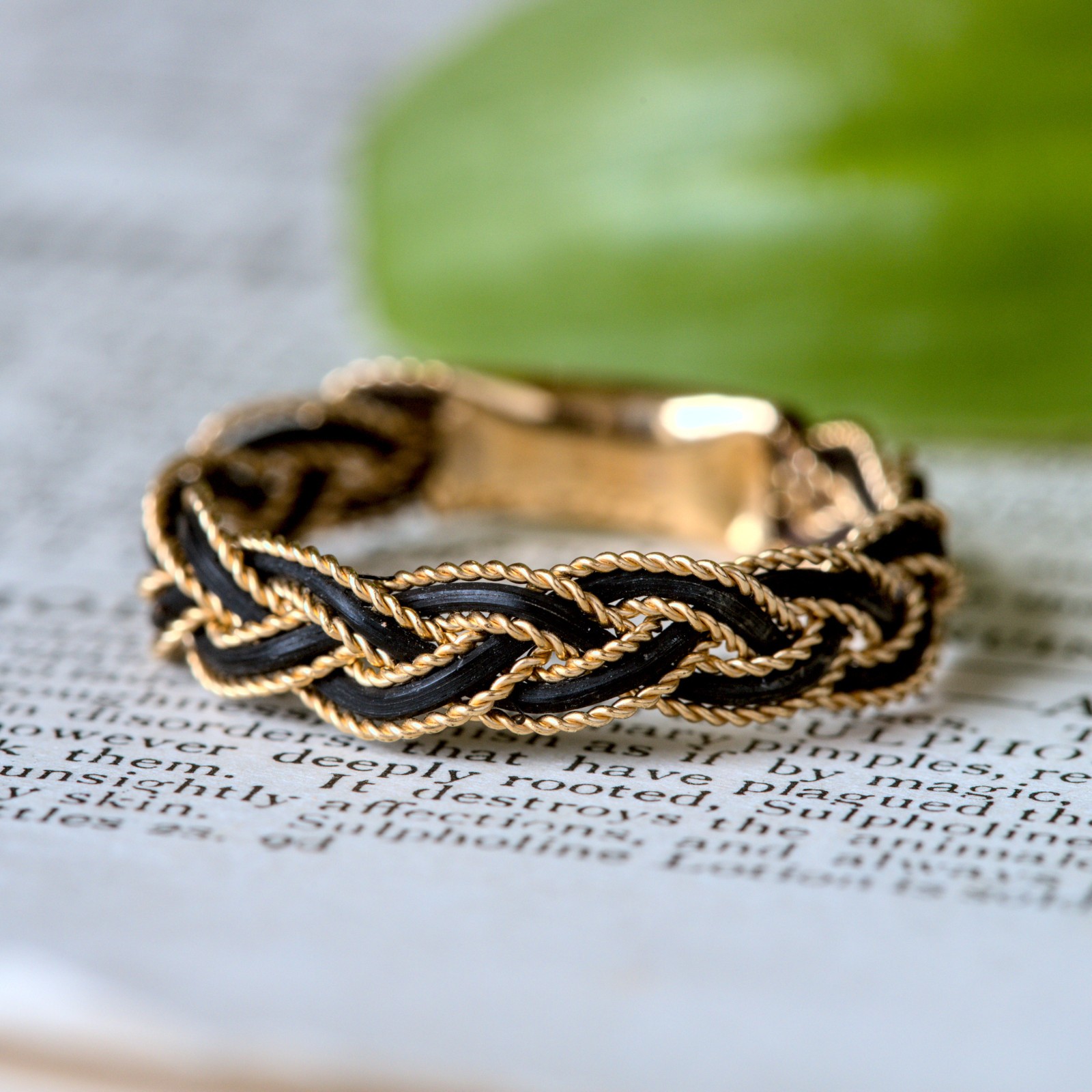 ANTIQUE VICTORIAN ENGLISH GRAND TOUR 9K GOLD WOVEN WEAVE BAND RING c1870