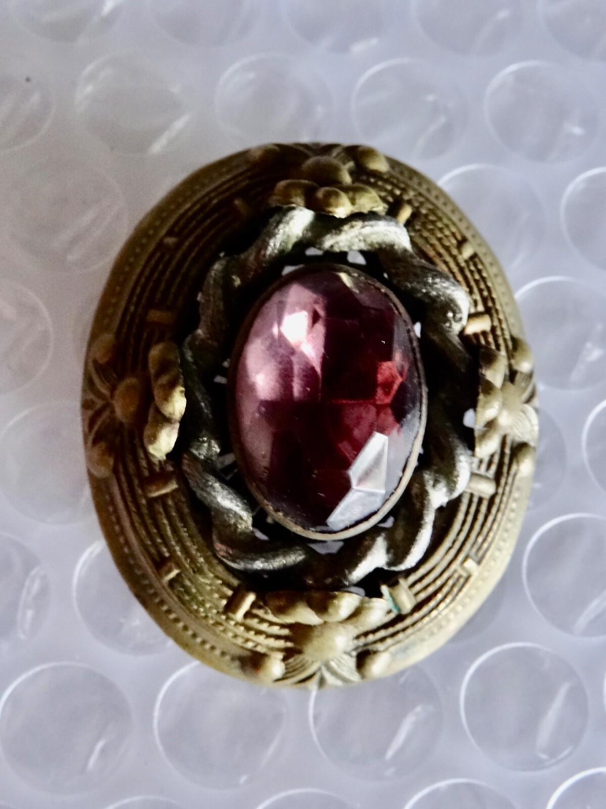 bROOCH ETRUSCAN REVIVAL PURPLE GLASS BRASS SILVER TONE VINTAGE JEWELRY neocurio
