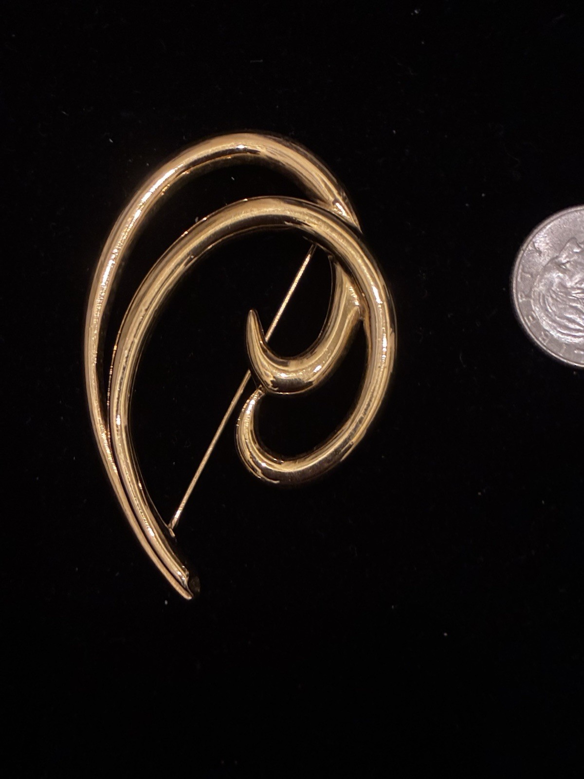 VINTAGE TRIFARI TM GOLD DOUBLE SWIRL BROOCH / PIN – BEAUTIFUL PIN!!