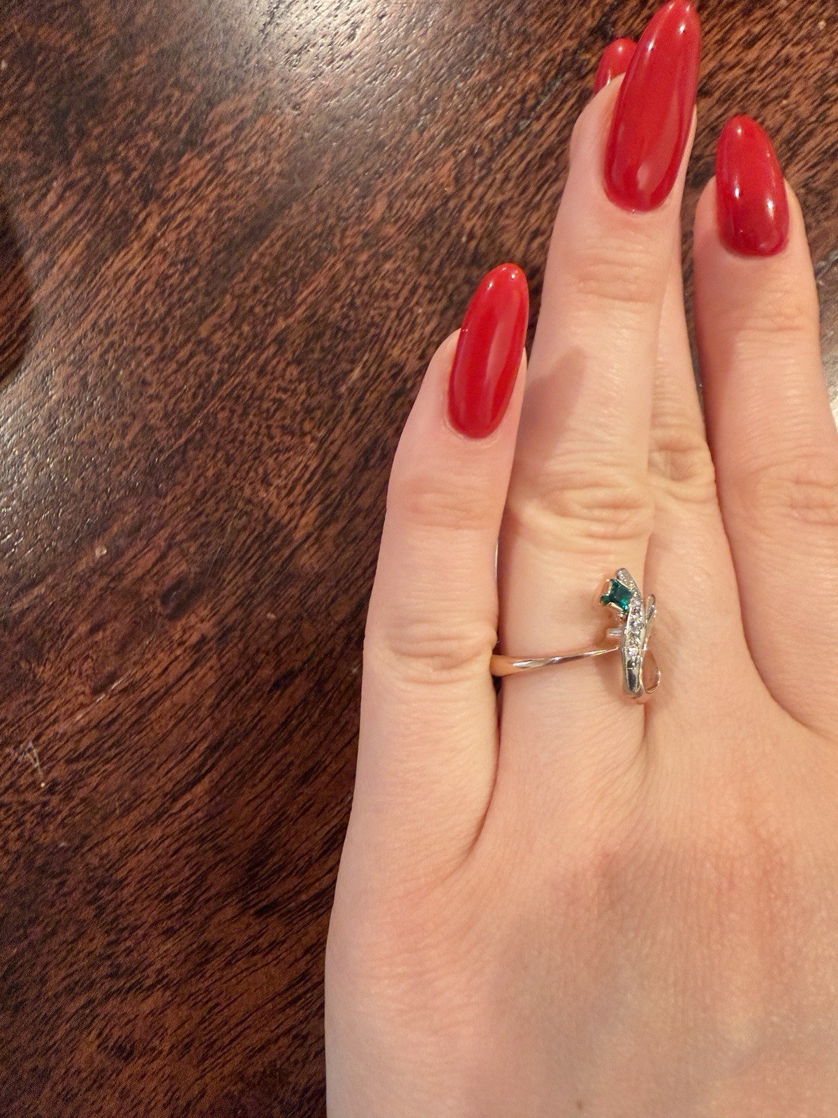 Vintage 14K Gold Emerald & Diamond Accent Ring – Unique Ribbon Design