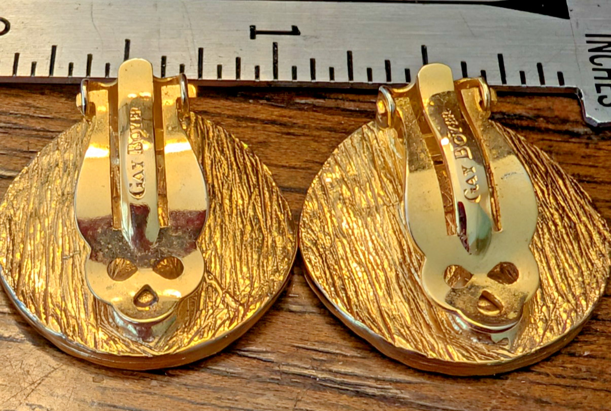 VINTAGE Gay Boyer Clam Shell Clip Earrings (o)