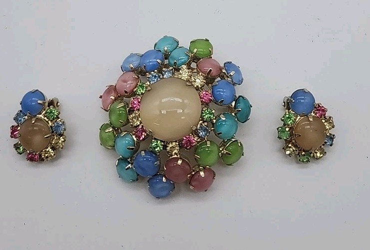 Vtg Unsigned Pastel Multi Colored Moonstone Cabochon Rhinestone Brooch Gold Tone
