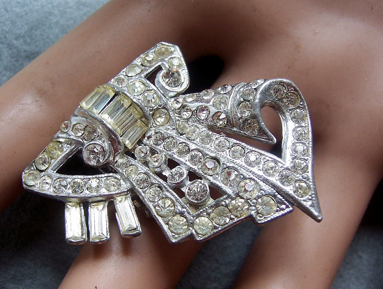 Art deco dress clips duette CORO white metal rhinestone asymmetric design (AAG)