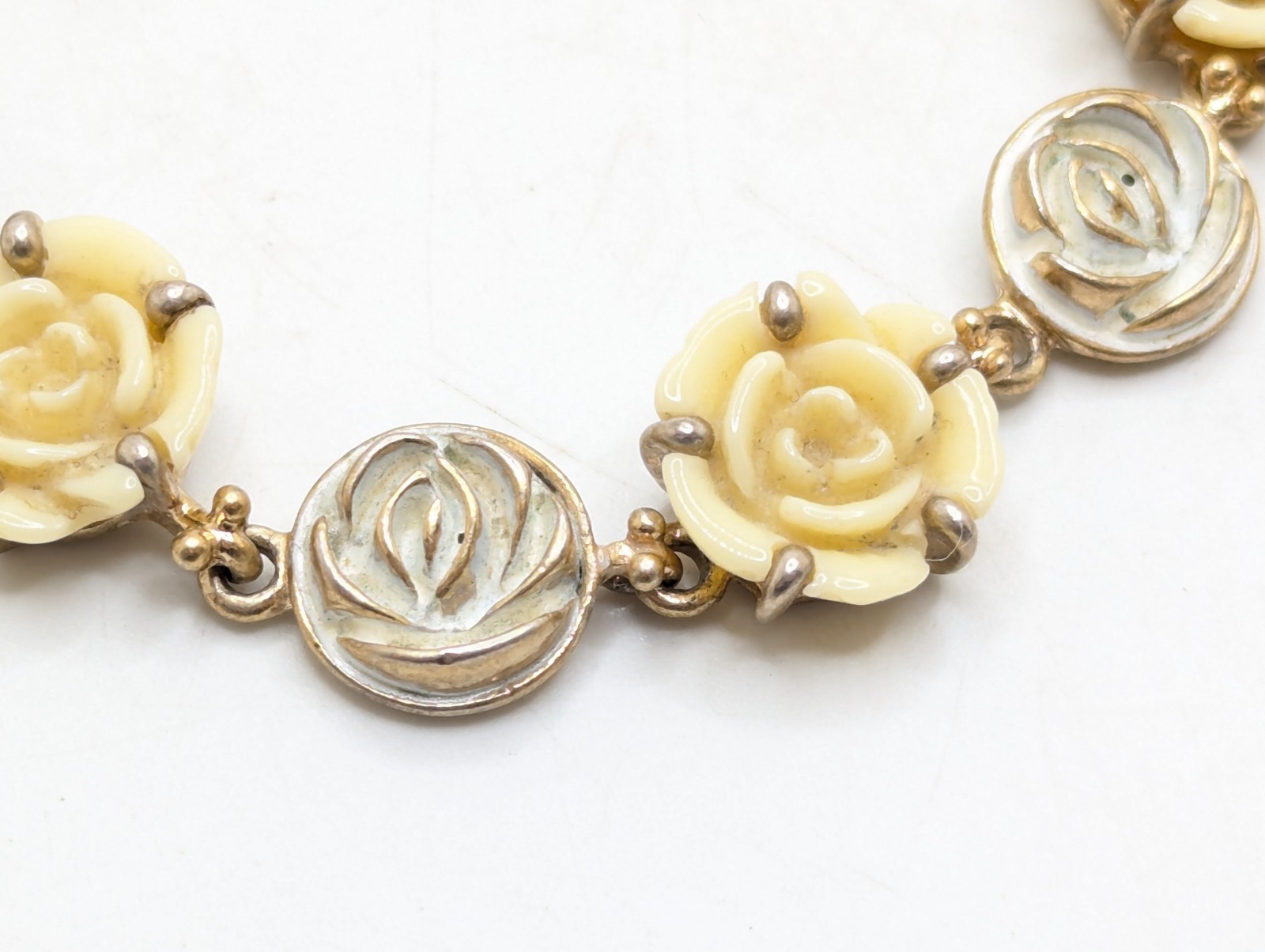 Vtg Liz Claiborne LC Bracelet Roses Gold Tone Cream Off White Rose Flowers 7.25″