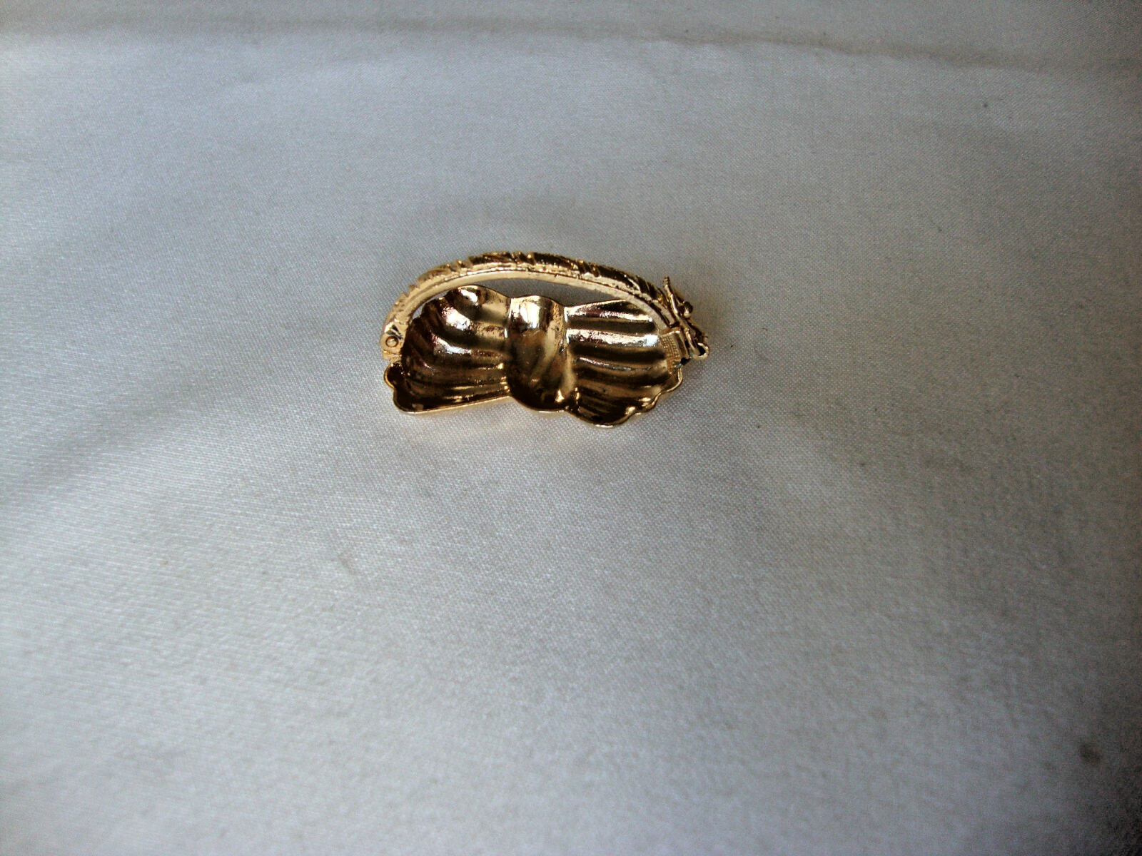 VTG 1970s RIBBON BOW GOLD TONE HINGED W/SAFETY CATCH DRESS/SCARF CLIP