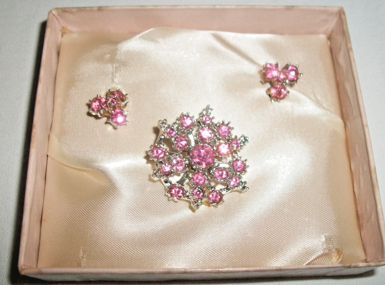 Vintage NOS 1950’s – Danielle Creations PINK RHINESTONE Brooch & Earring Set