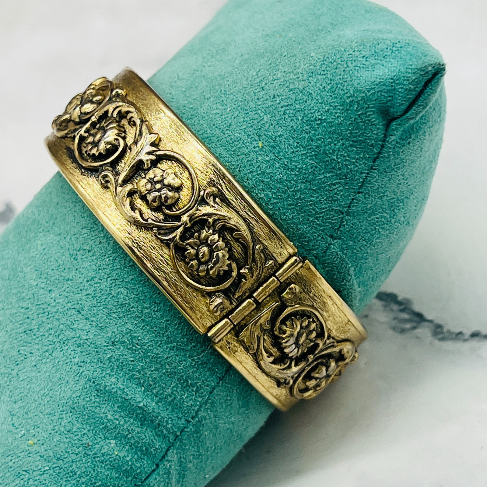 Vintage WHITING & DAVIS SWIRLED FLOWERS GOLD TONED HINGED 7″ BRACELET 1971