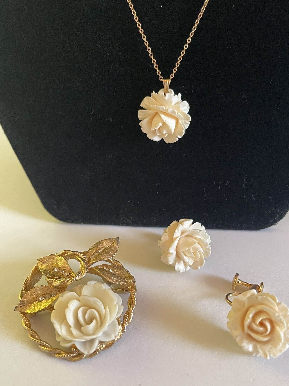 Vtg. 3 Pc BSK Carved Roses SET — 12K G.F. 16″ Chain Necklace, Earrings, Brooch