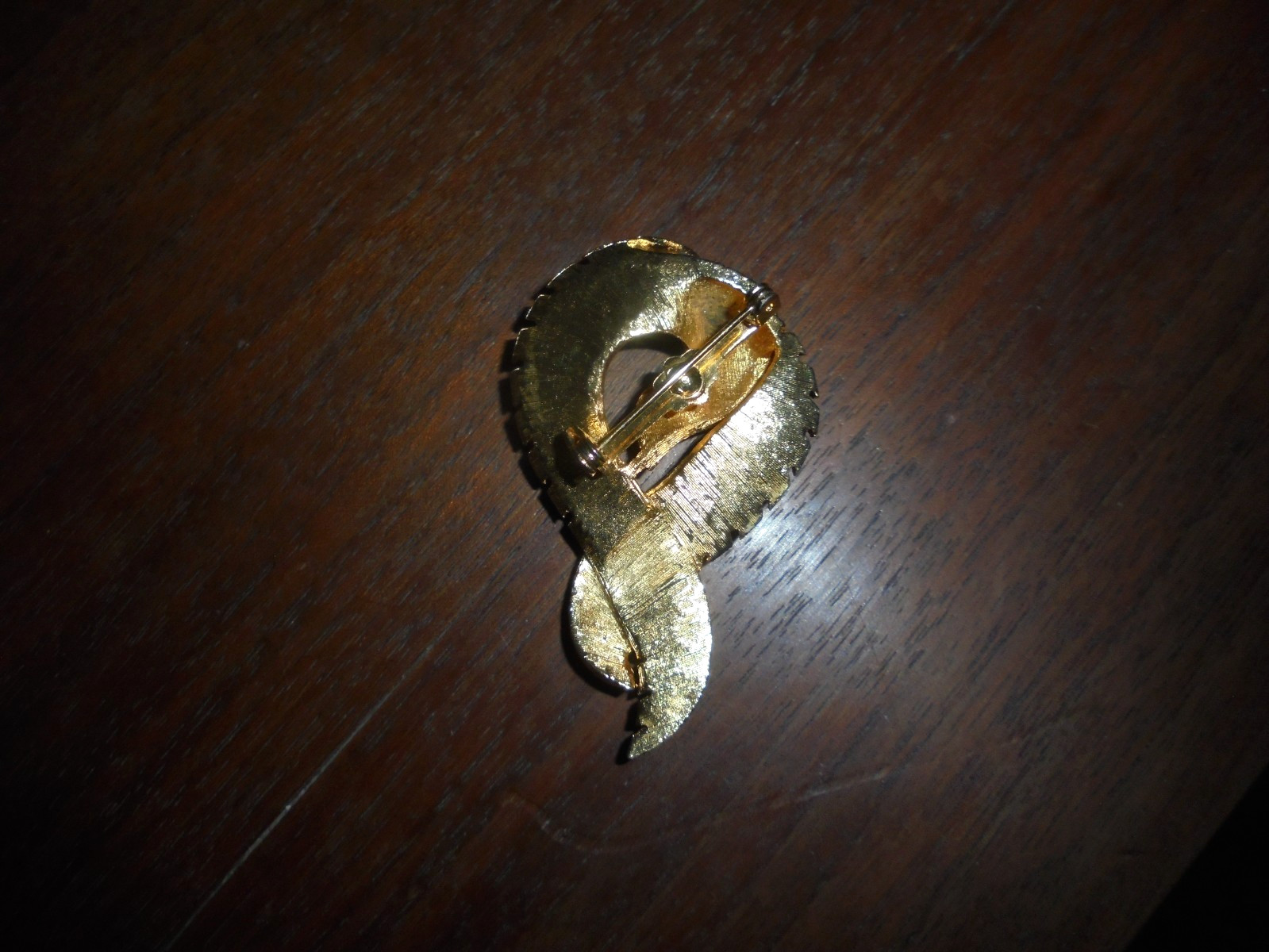 GOLDTONE PIN/BROACH WITH SAFETY CLASP