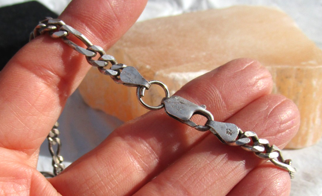 Vintage sterling silver 5 mm Figaro chain necklace 27.2 gr Italy 20 1/2″ long