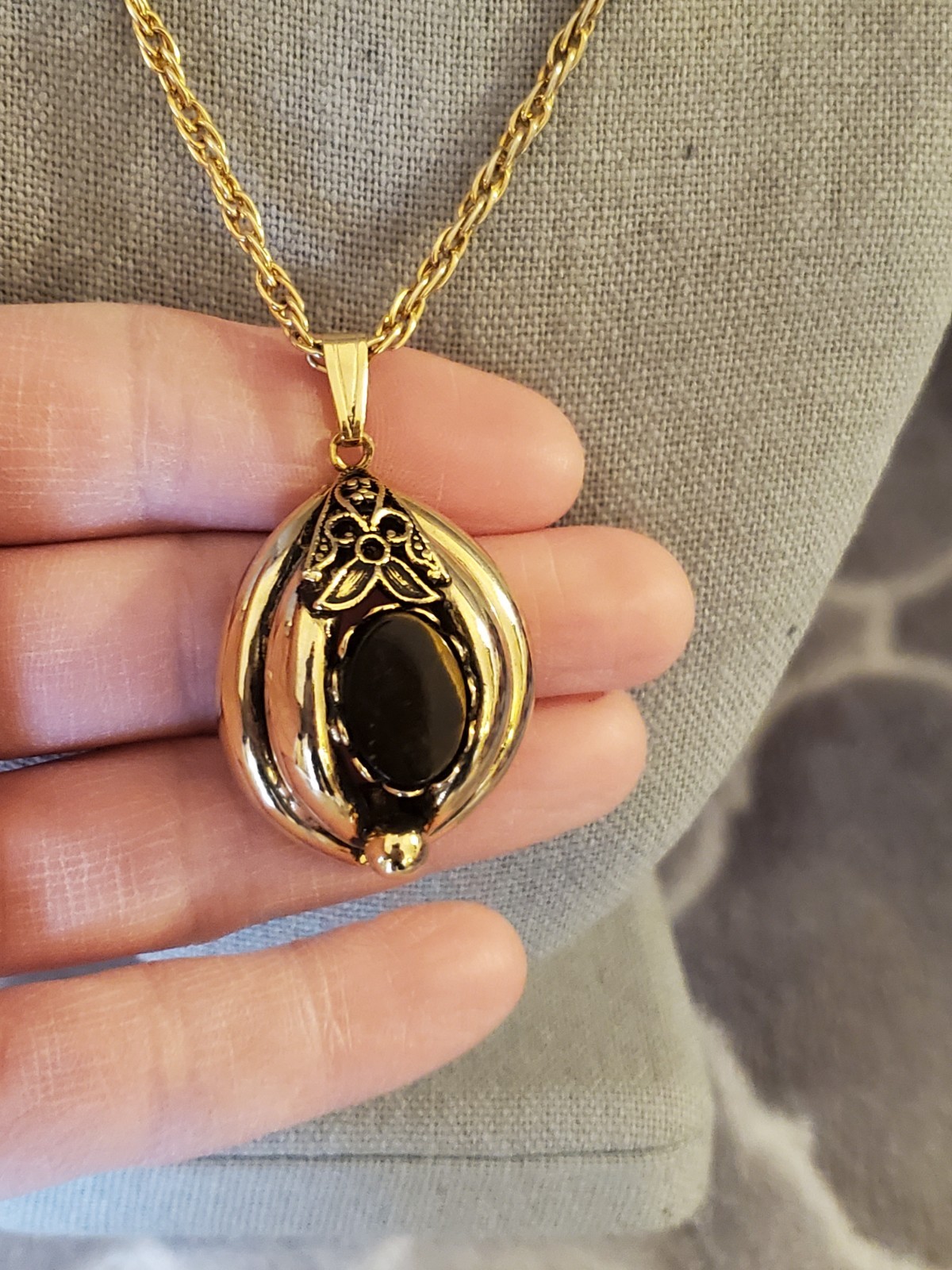 Vintage Glass Cabochon Gold Tone Pendant Necklace Wheat Chain