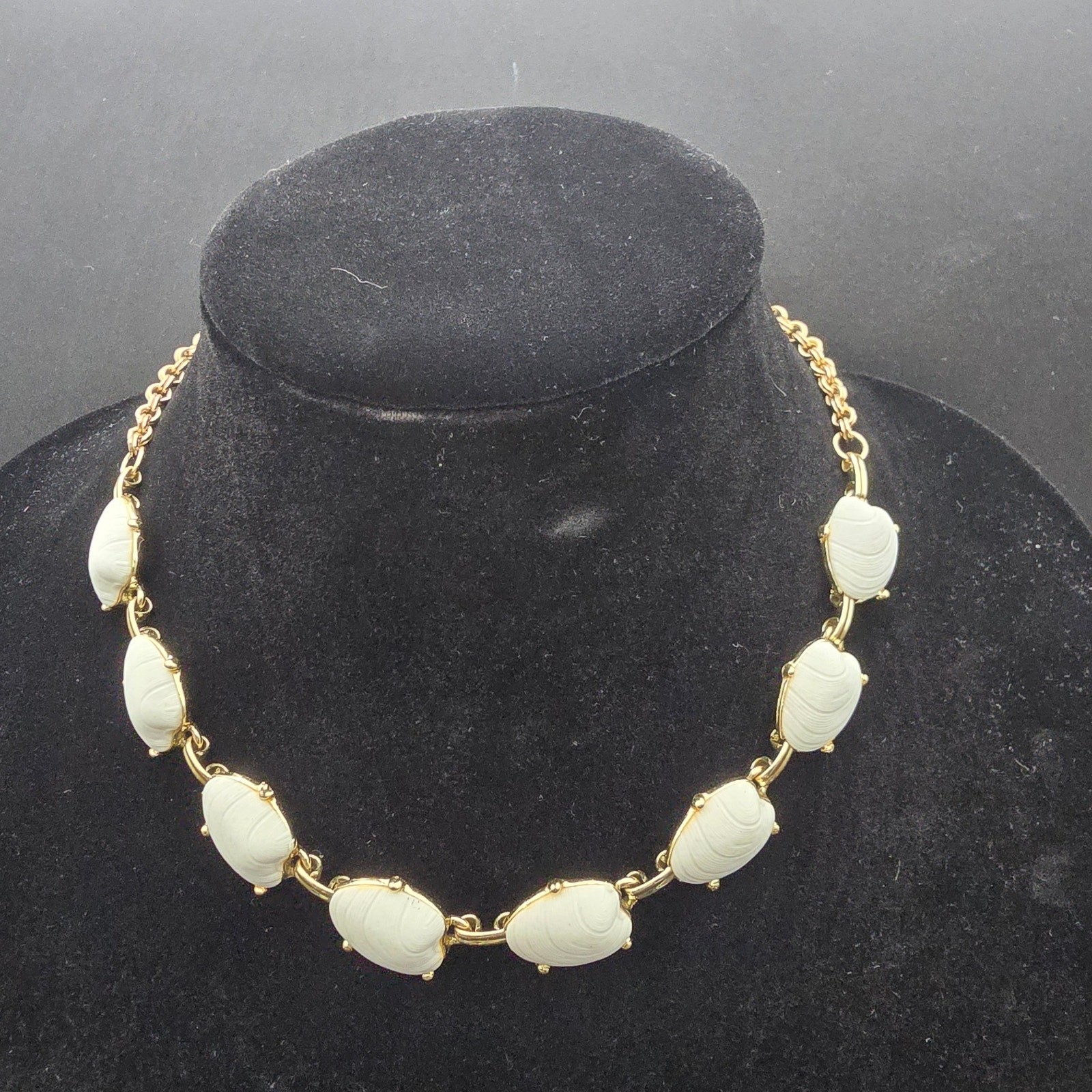 White Acrylic Sea Shell Collar Necklace Vintage Costume Jewelry Summer Beachy