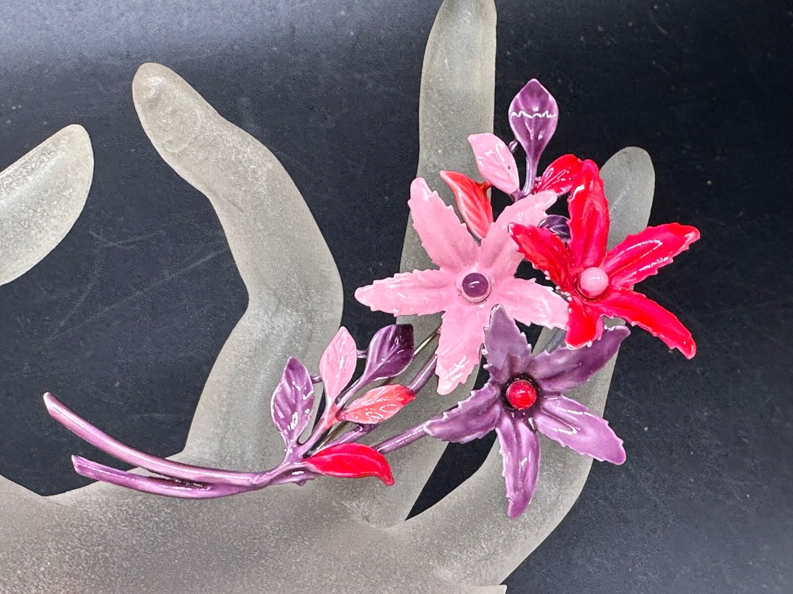 VINTAGE ESTATE ENAMEL PINK RED PURPLE FLOWER BOUQUET BROOCH PIN