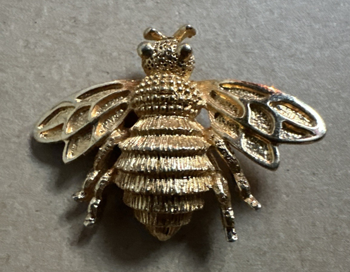 Vintage AVON Gold Tone Figural Bumble Bee Brooch Pin Insect Bug Costume Jewelry