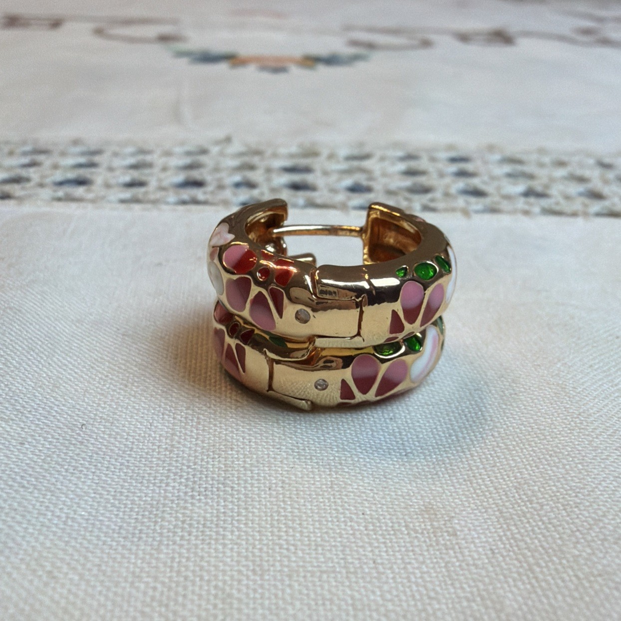 VTG Floral Enameled Metal Hoop Earrings Pink Red Gold Tone
