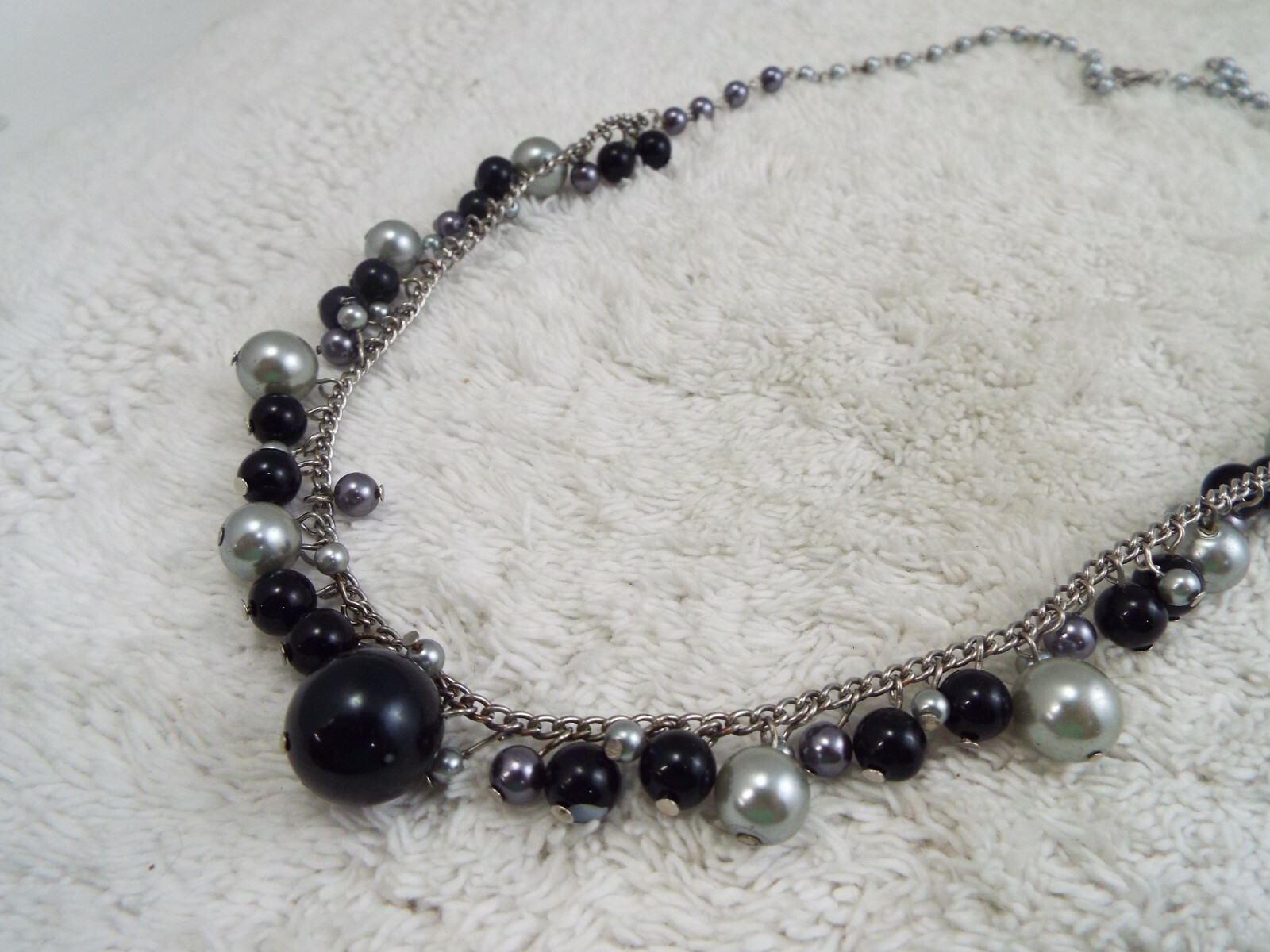 Silvertone Gray Black Bead Necklace (B36)