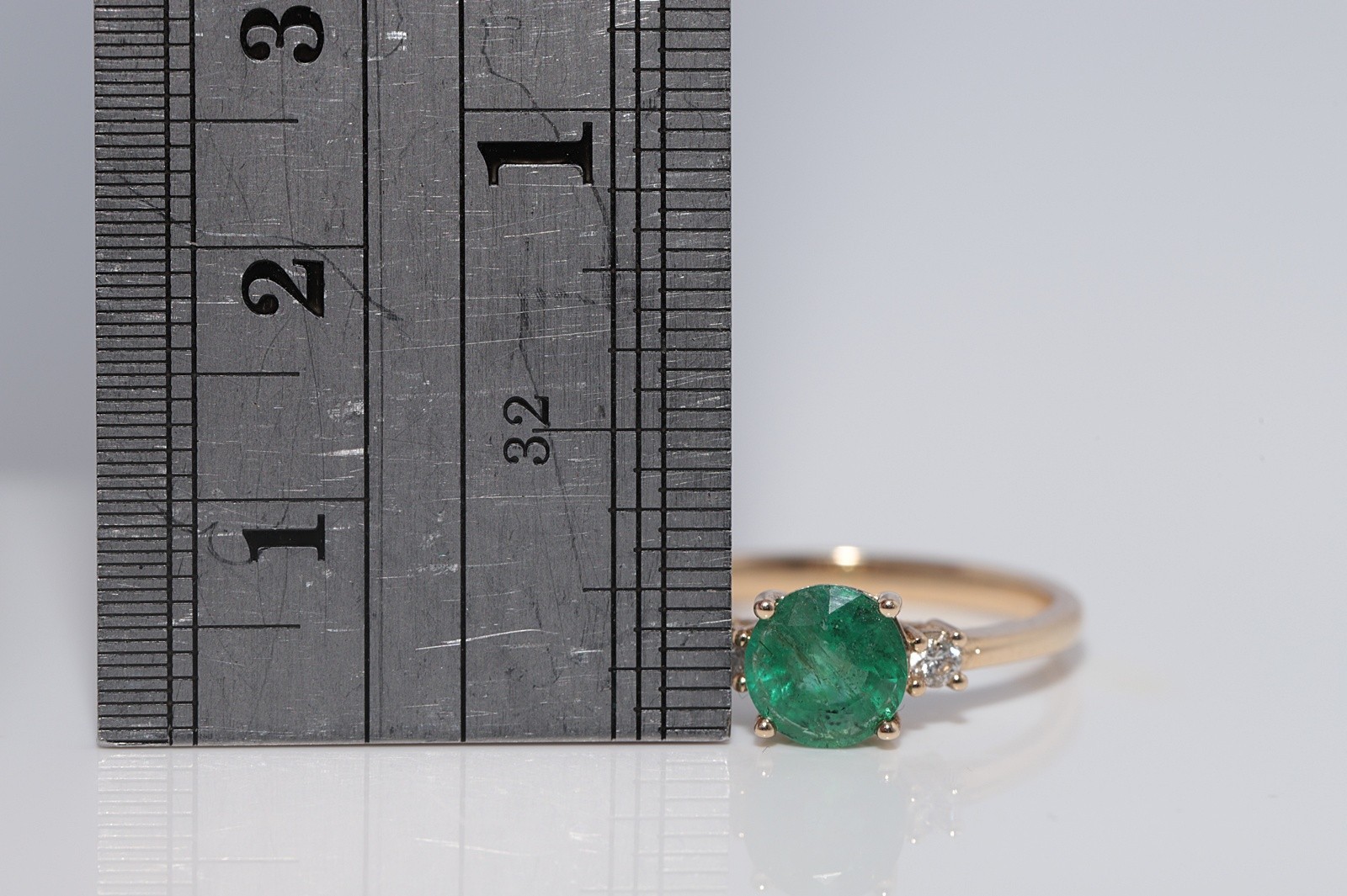 New Made 14k Gold Natural Diamond And Round Cut Emerald Decorated Ring