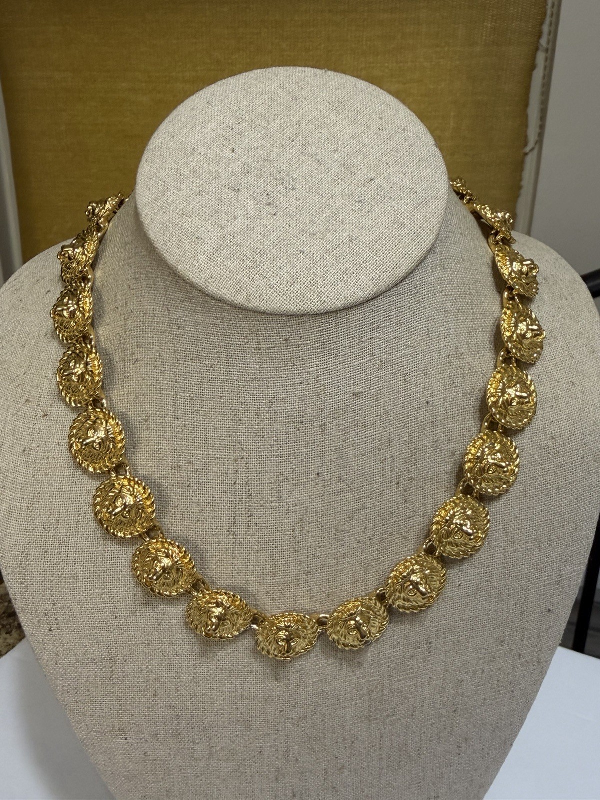 VTG AUTH ANNE KLEIN GOLD LION HEADS HEAVY CHAIN TOGGLE CLOSURE NECKLACE