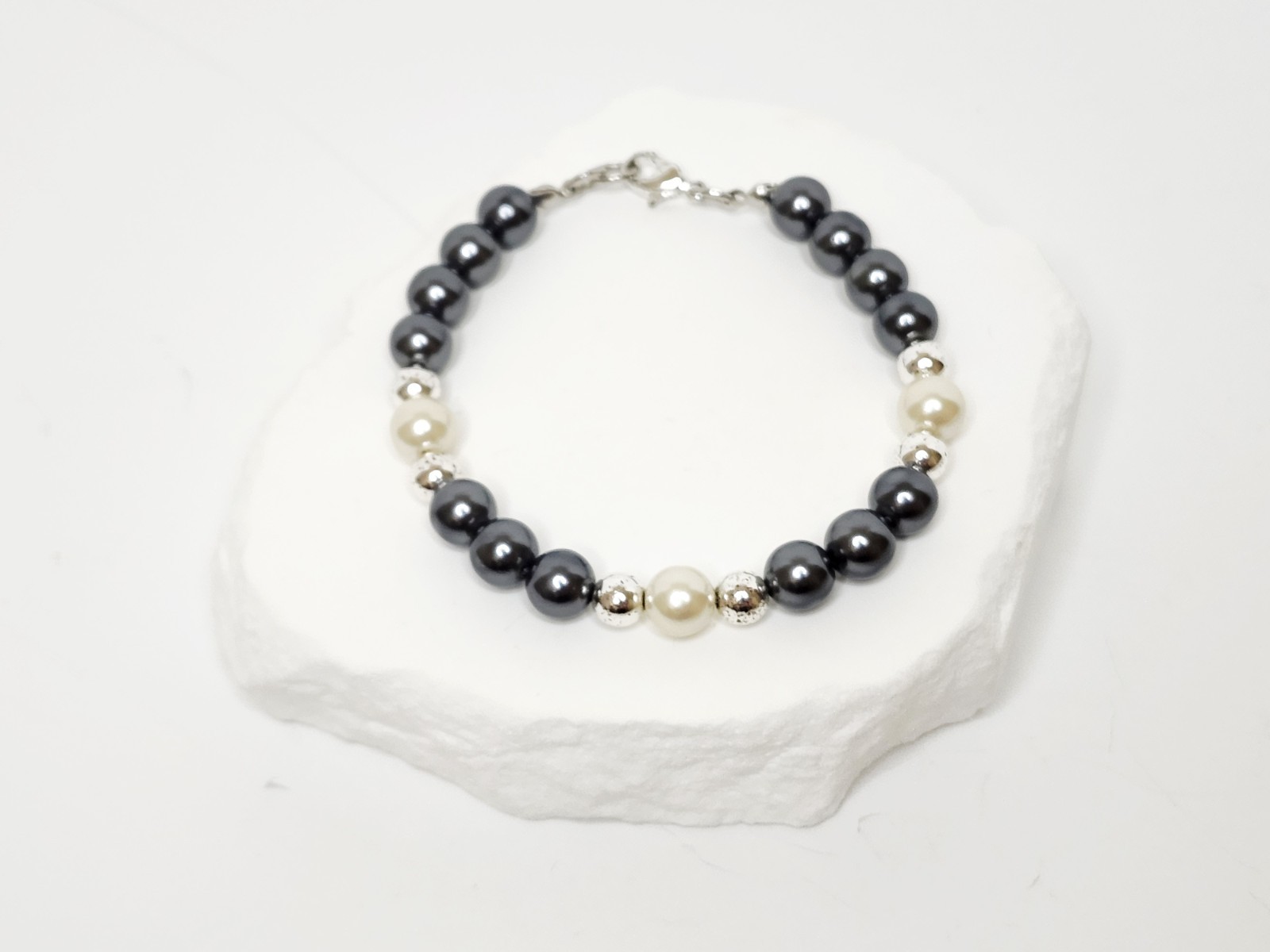 Vintage Gray And White Faux Pearl Bracelet – Freshwater Look – READ
