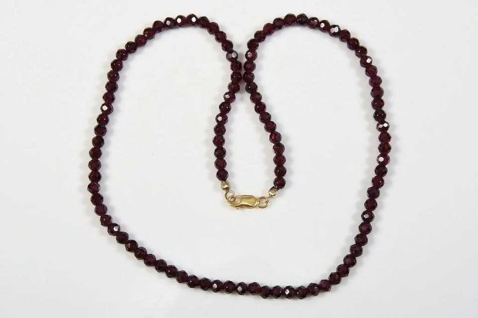 Garnet necklace with gold-plated 925 silver clasps. L -45 cm