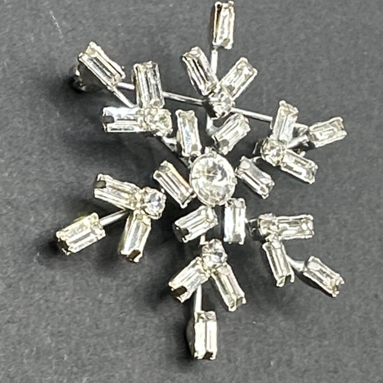 Vintage Rhinestone Snowflake Brooch Pendant J44G