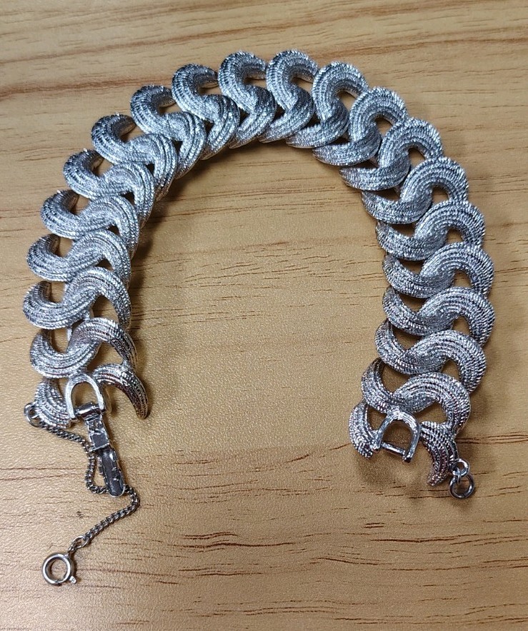 Vintage Monet Articulated Link Bracelet W/Safety Chain Silvertone/S Curve/7″