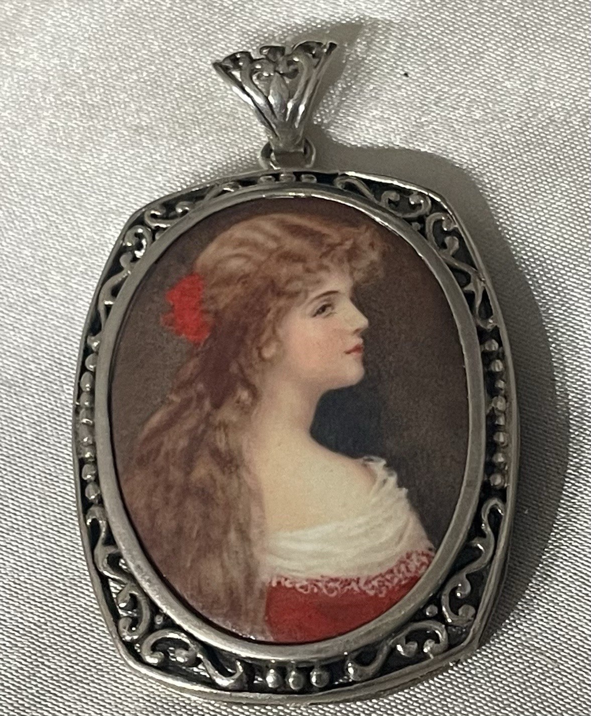 VINTAGE HAND PAINTED CAMEO PORTRAIT ON BLACK ONYX IN FILIGREE STERLING FRAME